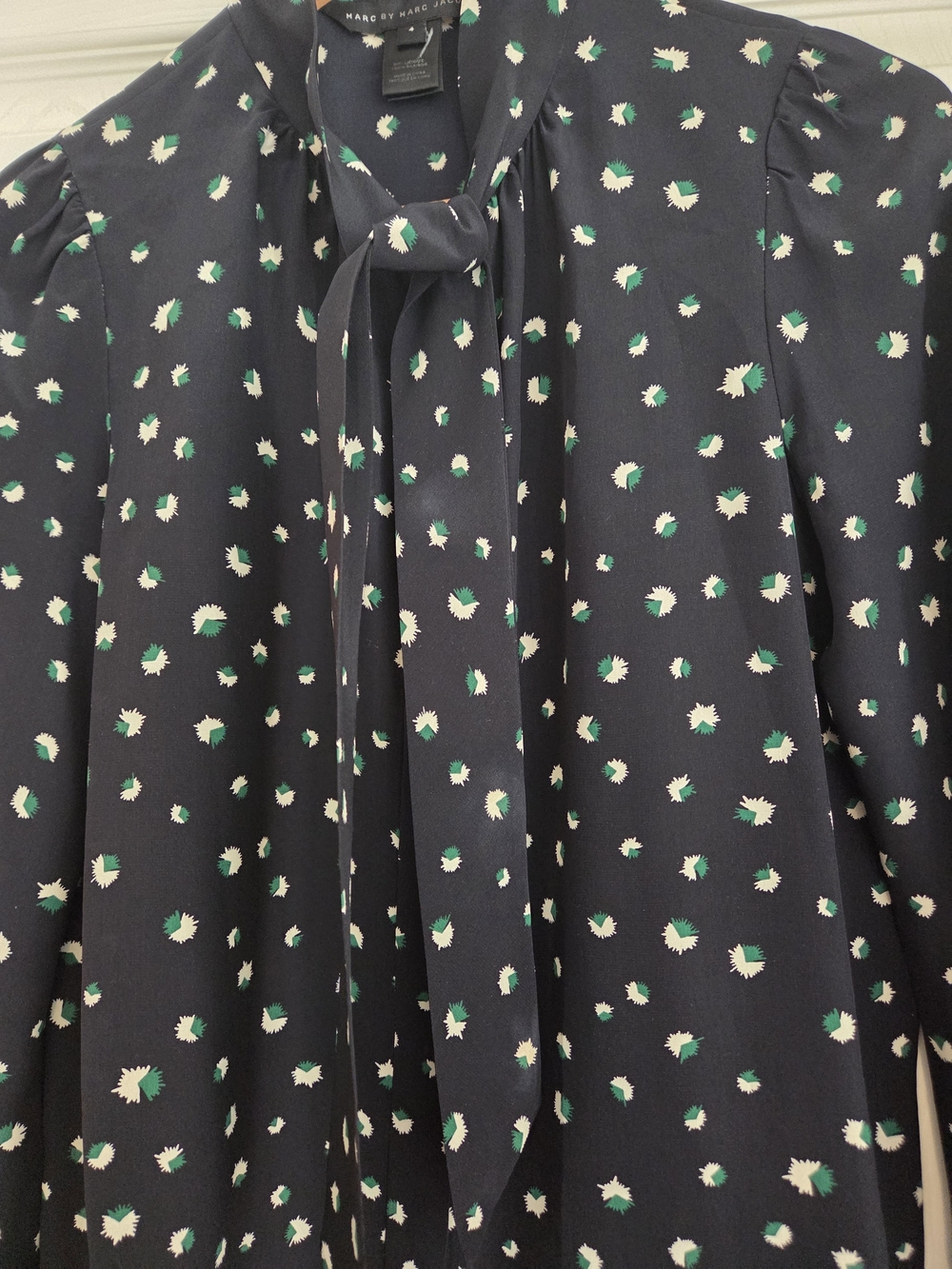 Marc by Marc Jacobs 100% Silk Tie Neck Blouse Size 4 Navy Green Print - Picture 2 of 5